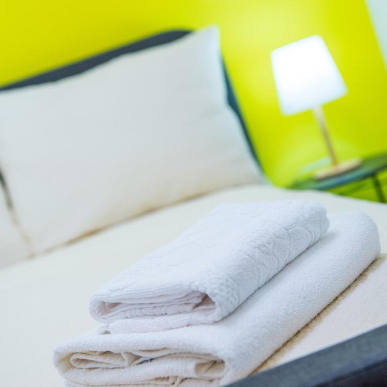 Apartment Dreaming In Color - Two-Bedroom Apartment with Balcony - 34