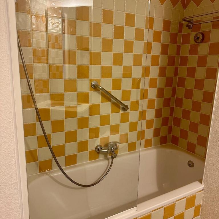Renoir 252 - Appartement rez-de-jardin type F2 - Petite vue mer - Apartment mit 1 Schlafzimmer - 8