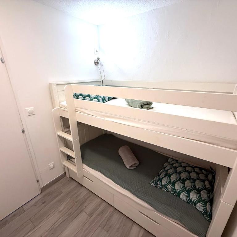 Studio climatisé 4pers La Grande Motte Ponant, Vue exceptionnelle lac, double terrasse, Parking, base nautique, golf & plage à pied, draps & serviettes fournis - 2ème étage sans ascenceur - Apartment mit 1 Schlafzimmer - 29