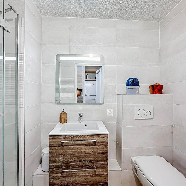 Studio climatisé 4pers La Grande Motte Ponant, Vue exceptionnelle lac, double terrasse, Parking, base nautique, golf & plage à pied, draps & serviettes fournis - 2ème étage sans ascenceur - Apartment mit 1 Schlafzimmer - 19