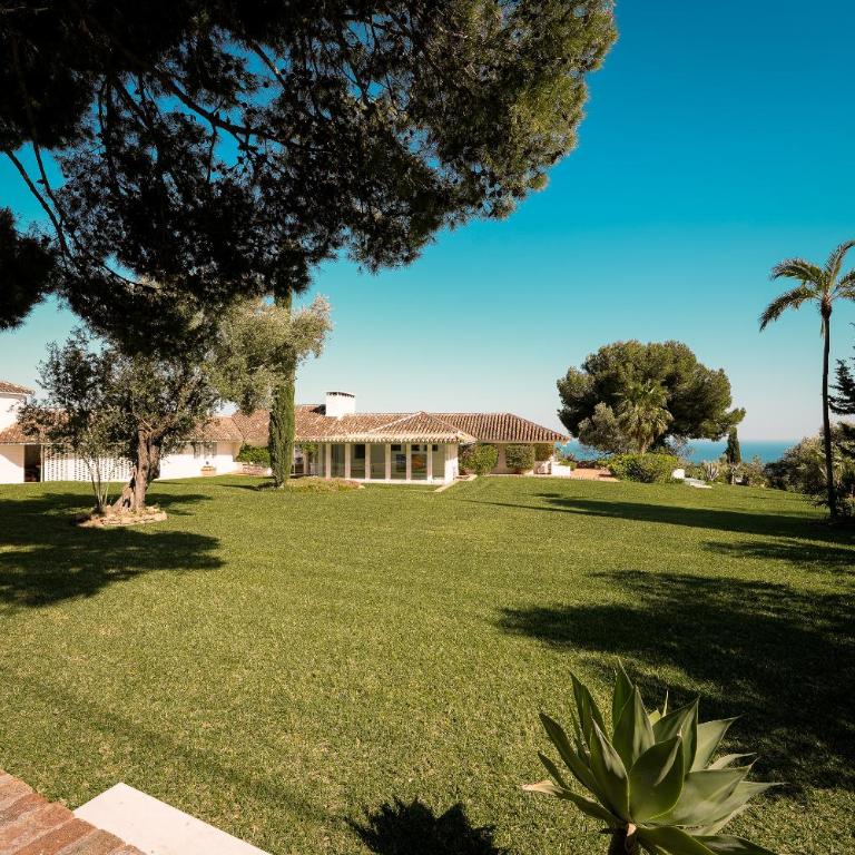 7,000 sqm Luxurious Villa with Panoramic Sea Views Multiple Gardens & Two Pools - Villa con piscina privada - 9