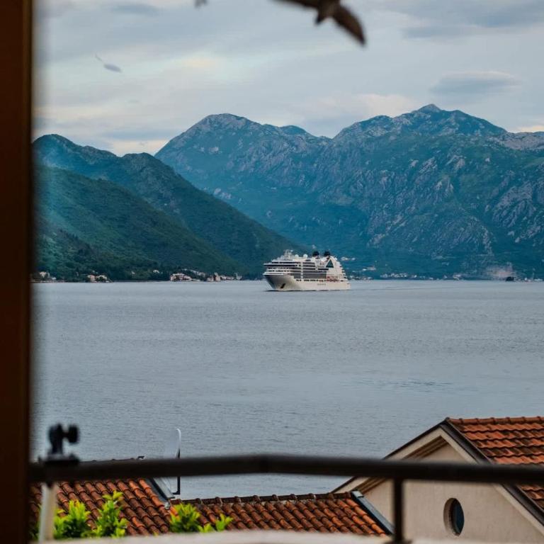 Amazing 2 BR Retreat with Kotor Bay View - Apartment - 3