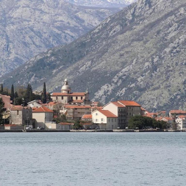 1bd Waterfront Apt w Perast Views - Apartment - 53