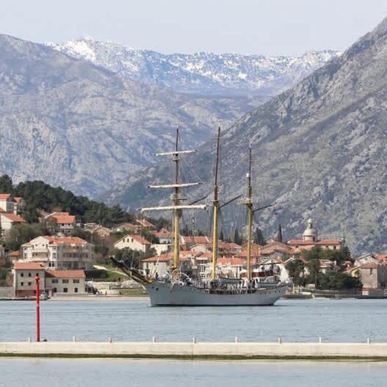 1bd Waterfront Apt w Perast Views - Apartment - 52