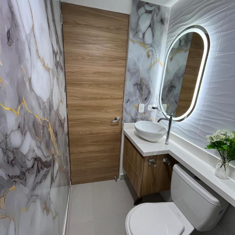 Apto Luxury Cartagena 7 minutos a pie de la playa - Three-Bedroom Apartment - 20