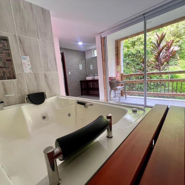 Hotel y termales Las Heliconias - King Room with Spa Bath - 2