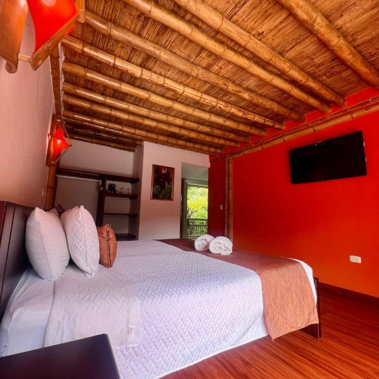 Hotel y termales Las Heliconias - Deluxe Double Room with Balcony - 1