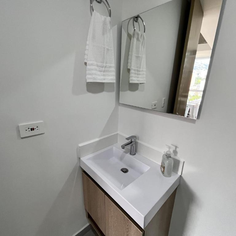 Edificio Aiana Verde by Host Medellin - One-Bedroom Apartment - 9