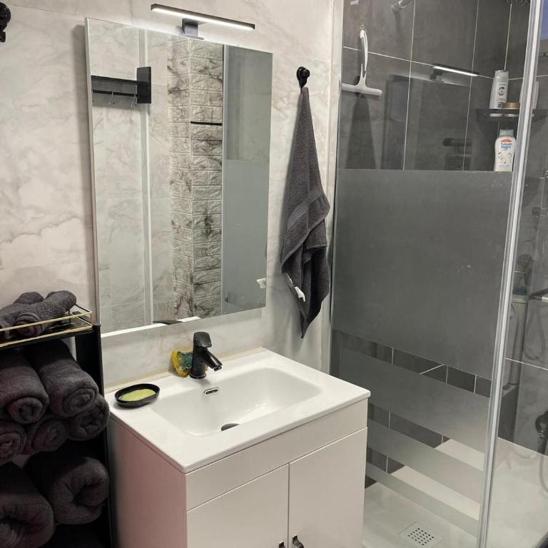 New - My holiday home with patio in Alicante - Two-Bedroom Apartment - 17