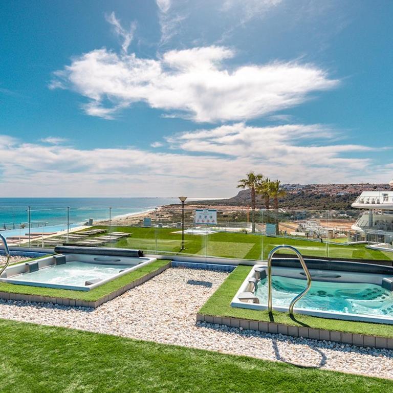 Luxury Seaview Beachfront Apartment Pools,Jacuzzi,Gym - Two-Bedroom Apartment with Terrace and Sea View - 10