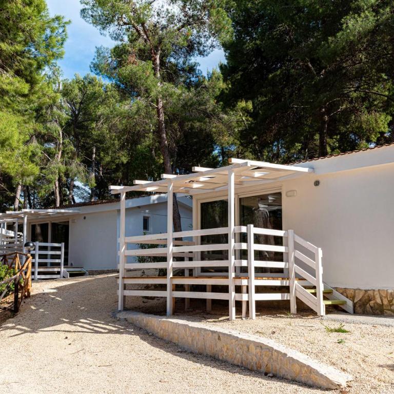 Villaggio Camping Punta Lunga - Bungalow con 2 Camere da Letto - 6