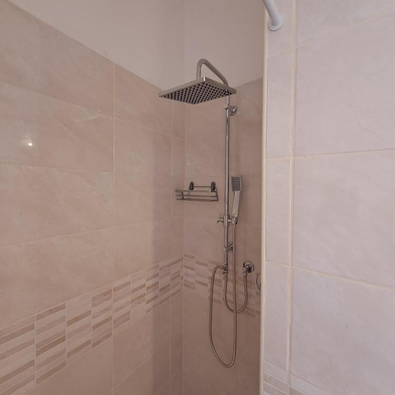 Welcoming Apartment - Appartamento con 2 Camere da Letto - 13