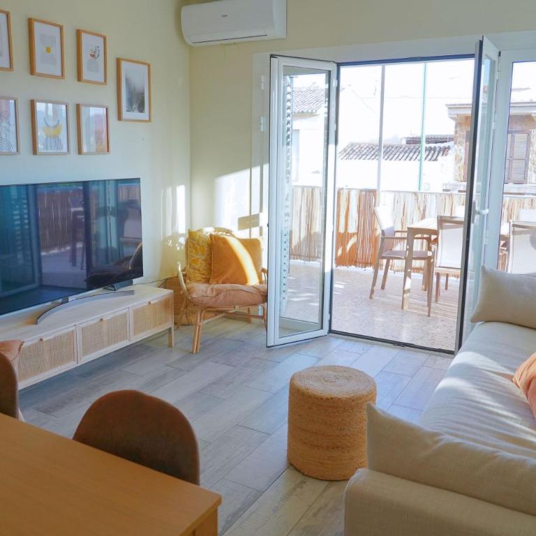 Central & Stylish Beach Flat - Three-Bedroom Apartment - 1
