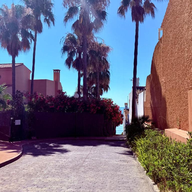 No10 - Beachfront Estepona close to port, 2 bedroom, 2 bathroom, sleeps 5 - Apartamento Familiar de 2 dormitorios con vistas - 24