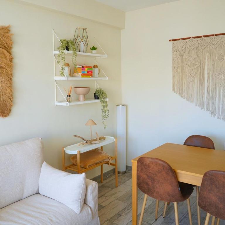 Central & Stylish Beach Flat - Three-Bedroom Apartment - 25
