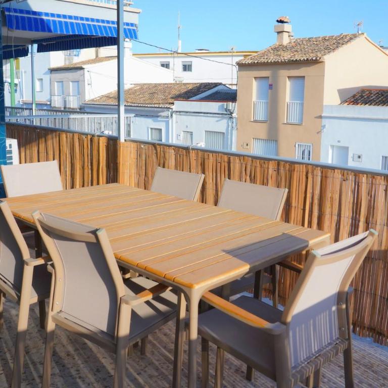 Central & Stylish Beach Flat - Three-Bedroom Apartment - 7