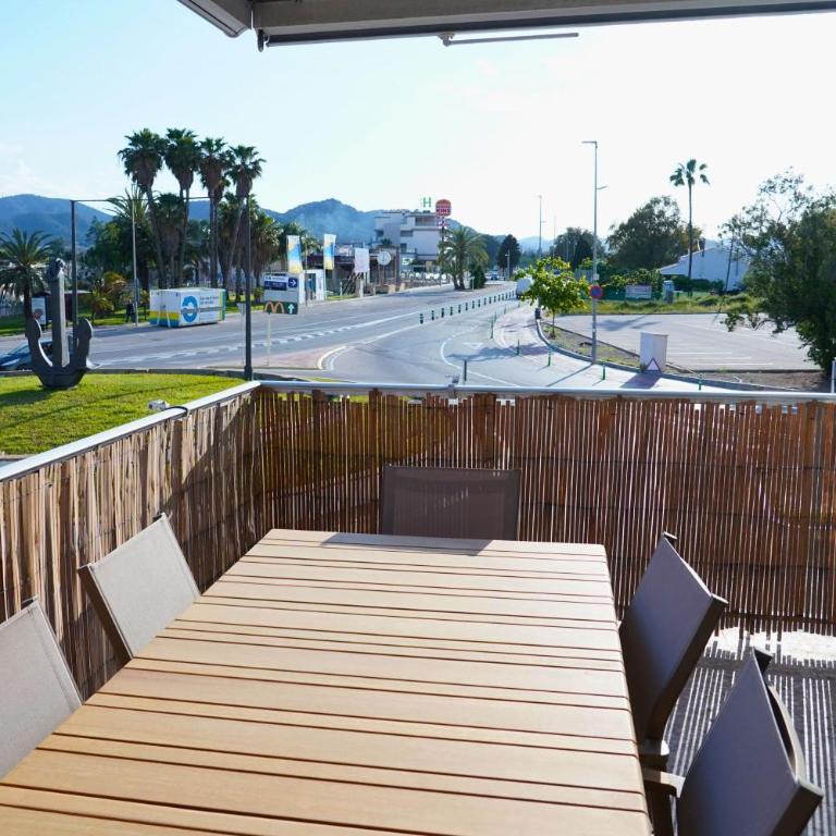 Central & Stylish Beach Flat - Three-Bedroom Apartment - 9