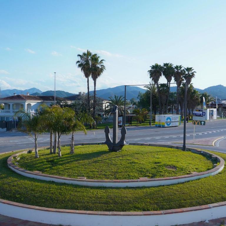 Central & Stylish Beach Flat - Three-Bedroom Apartment - 13