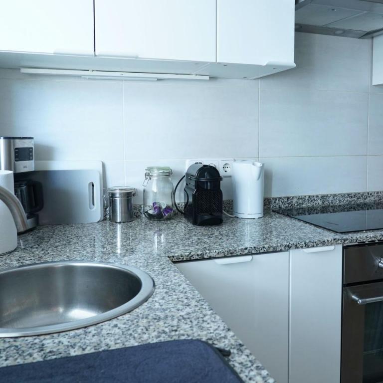 Central & Stylish Beach Flat - Three-Bedroom Apartment - 6