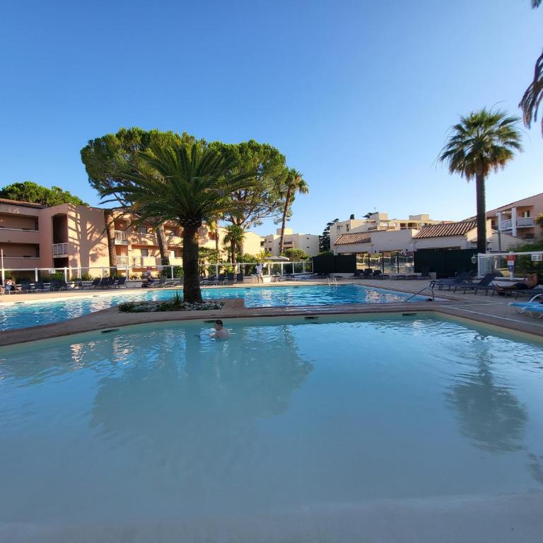 Beau T2 à Golfe-Juan vue piscines parc tropical Résidence du Golf proches plages - Apartment mit 1 Schlafzimmer - 1