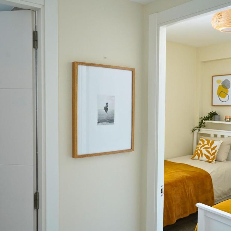 Central & Stylish Beach Flat - Three-Bedroom Apartment - 19