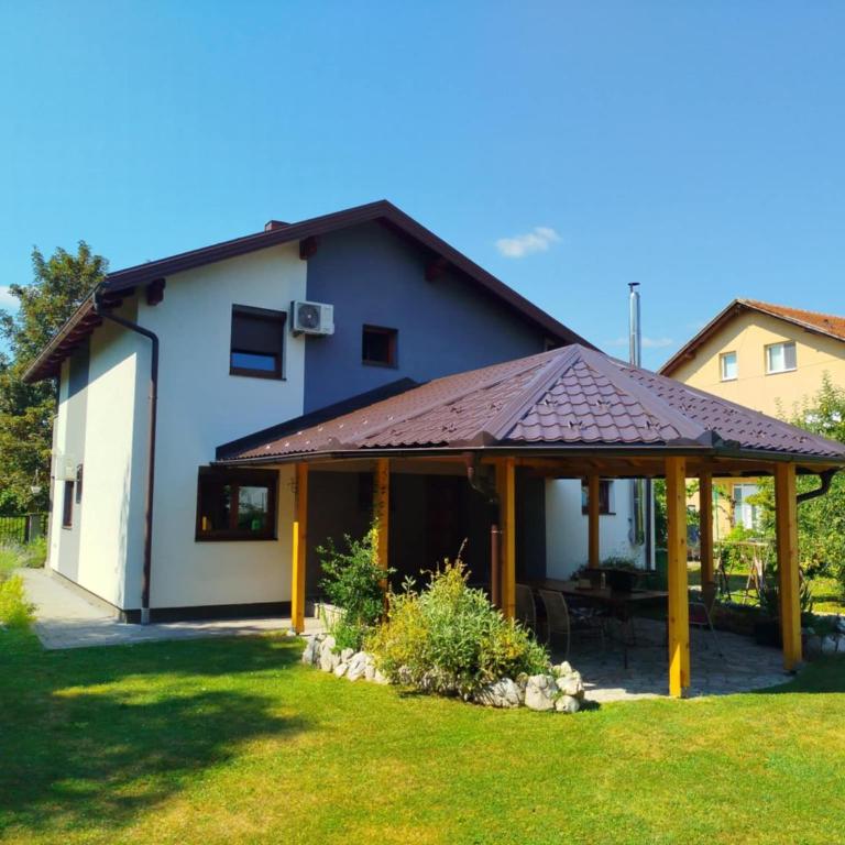Kuća za odmor V&E - Three-Bedroom Villa - 1