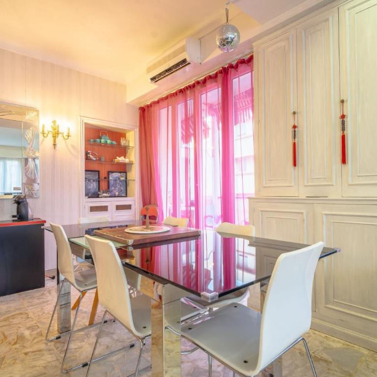 Big apart 140m2 5min walk to beach sea &Promenade 3 double rooms,big living room 42m2, 3 showers,9 beds, free parking - Appartement - 7