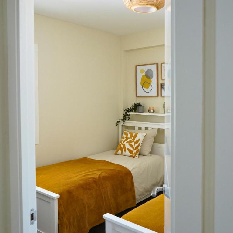Central & Stylish Beach Flat - Three-Bedroom Apartment - 45