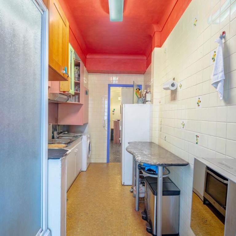 Big apart 140m2 5min walk to beach sea &Promenade 3 double rooms,big living room 42m2, 3 showers,9 beds, free parking - Appartement - 9