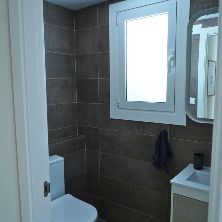 Central & Stylish Beach Flat - Three-Bedroom Apartment - 47
