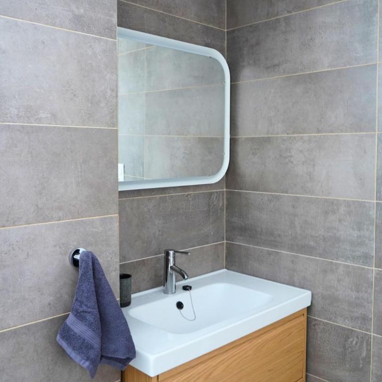 Central & Stylish Beach Flat - Three-Bedroom Apartment - 50