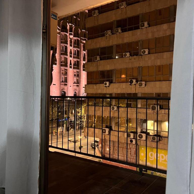 Centric Loc - Sleeps 5 - Balcony - High Speed WiFi - Two-Bedroom Apartment - 17