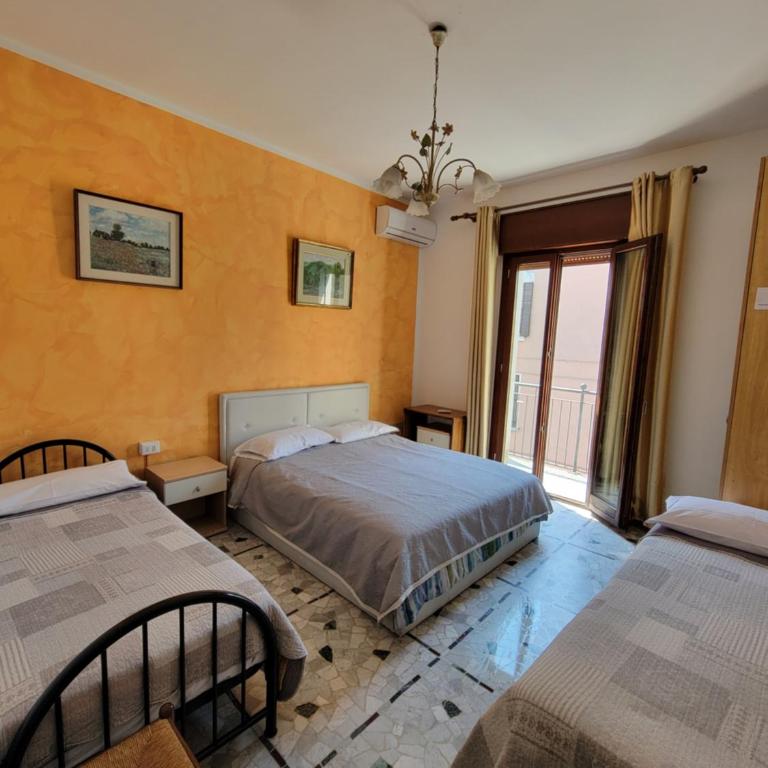 The Caponi Bros - Camera Matrimoniale con Letto Supplementare e Bagno in Comune - 10
