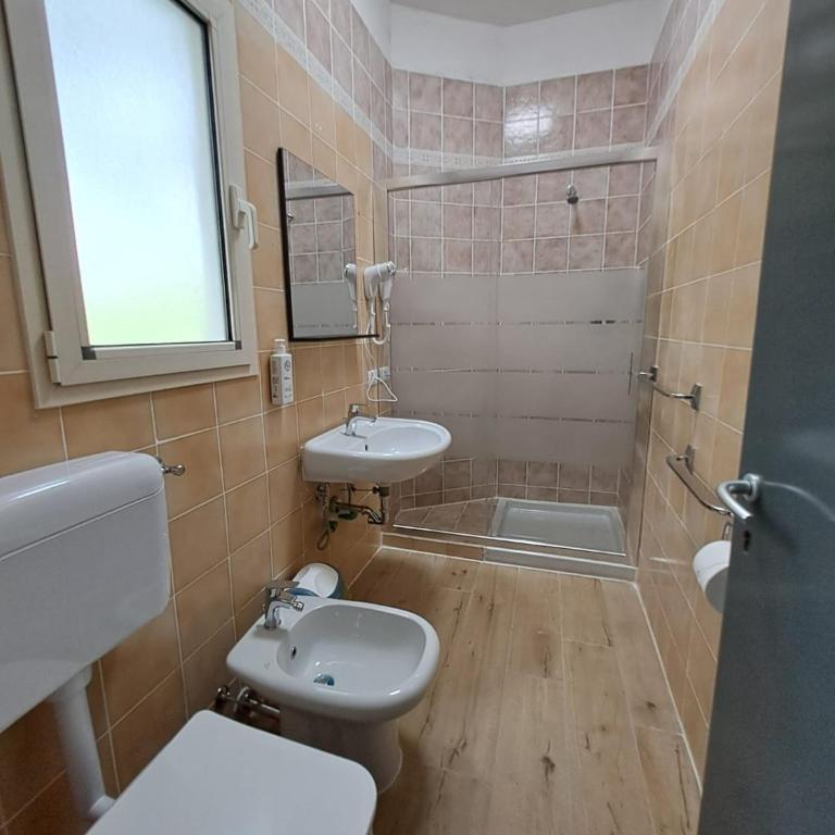 Modena Hotel - Camera Matrimoniale con Bagno Privato - 8