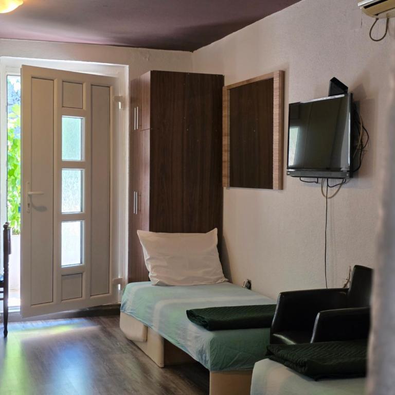 Bozovic Apartments I - Četvorokrevetna Soba sa Pogledom na Vrt - 4