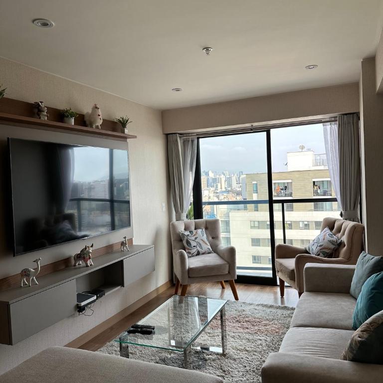 Modern 3BR 2BA Apt Gym and Parking Near Real Plaza, UP and Trendy Cafés - Three-Bedroom Apartment with View - 39