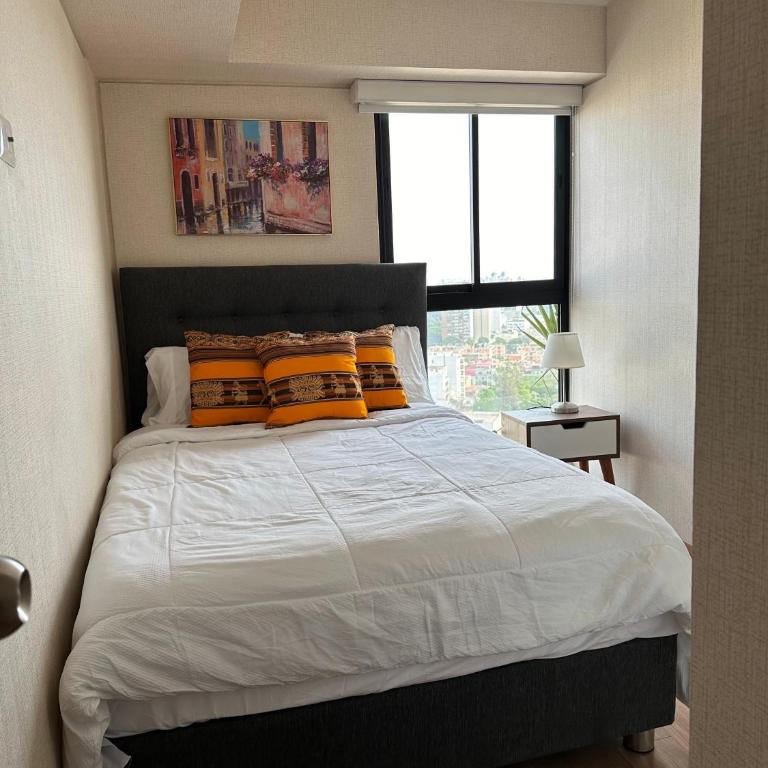 Modern 3BR 2BA Apt Gym and Parking Near Real Plaza, UP and Trendy Cafés - Three-Bedroom Apartment with View - 49
