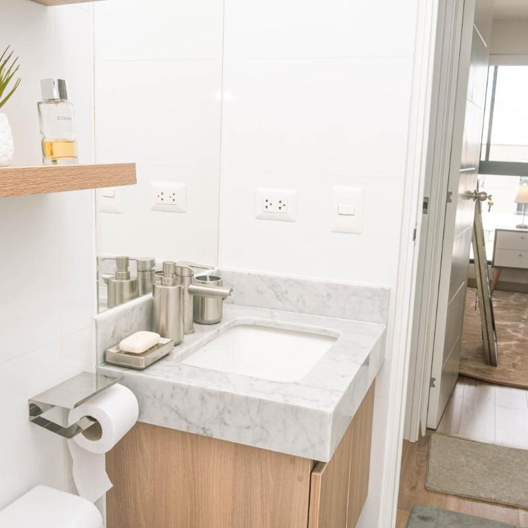 Modern 3BR 2BA Apt Gym and Parking Near Real Plaza, UP and Trendy Cafés - Three-Bedroom Apartment with View - 61