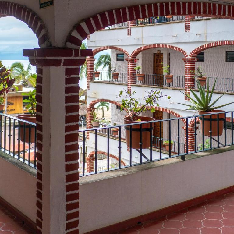 Hotel Gaviota Vallarta - Basic Triple Room - 11