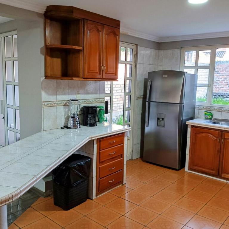 Casa amplia con espacio verde - Casa - 19