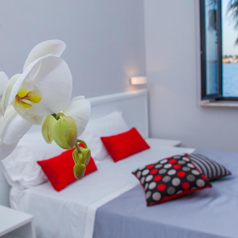 Acquamarina B&b - Camera Matrimoniale/Doppia con Letti Singoli con Bagno Privato - 2