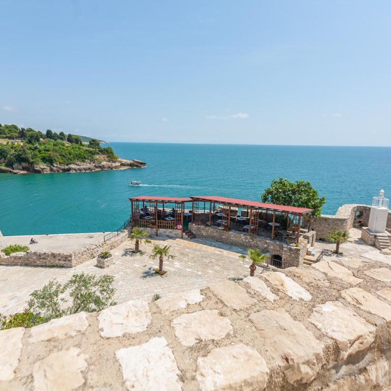 Kulla e Balshajve - Apartman sa 2 Spavaće Sobe, Terasom i Pogledom na More - 11