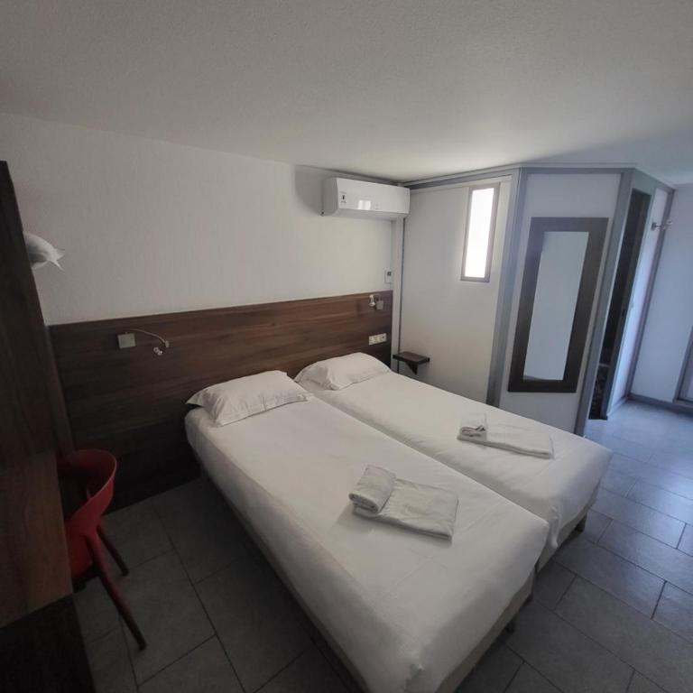 Brit Hotel Plaisance A9/A61 - Chambre Lits Jumeaux - 5