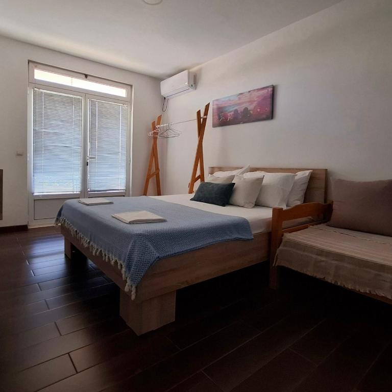 Casa Hoti - Apartments & Studio - Doppelzimmer mit Balkon (2 Erwachsene + 1 Kind) - 1