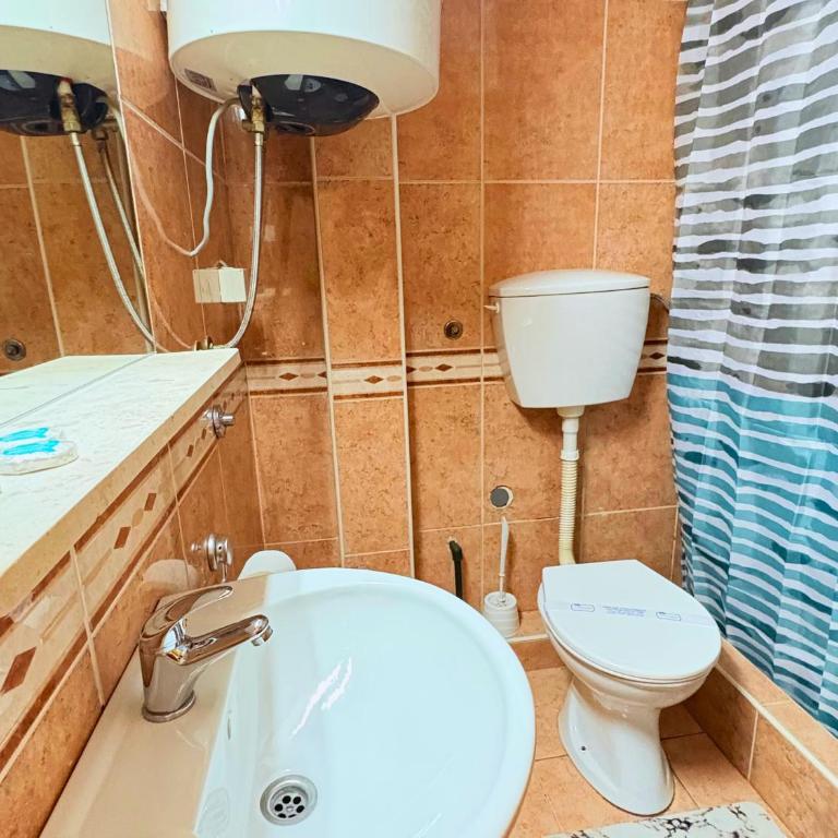 Central Hotel & Restaurant - Porodična Soba sa Balkonom - 5