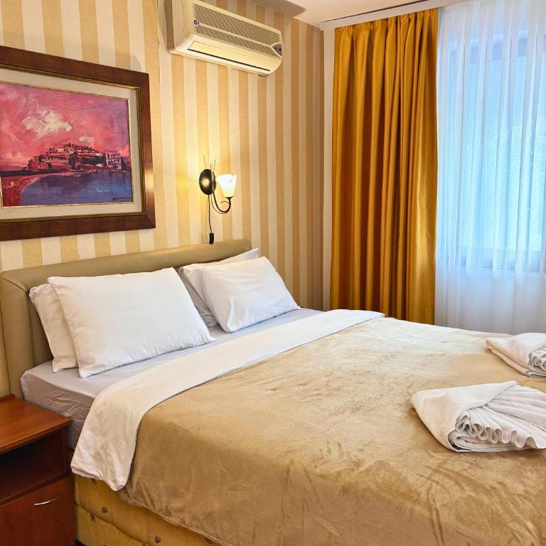 Central Hotel & Restaurant - Porodična Soba sa Balkonom - 7