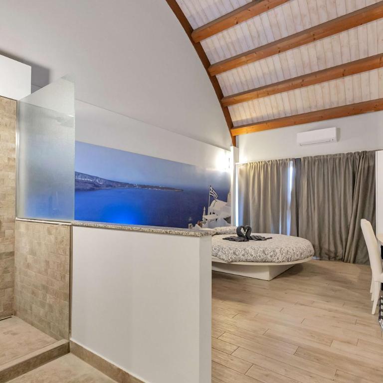 Suite A Tema - King Suite with Balcony - 11