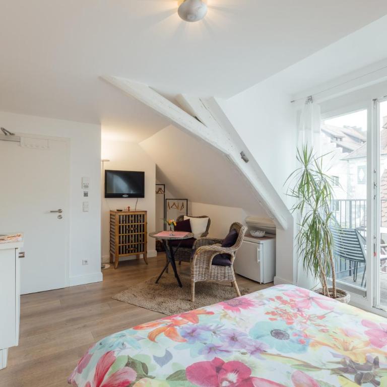 Feriendomizil "Zum Grauen Wolf" - Exklusive Ferienwohnungen im Herzen der Insel Lindau - Apartment with Balcony - 6