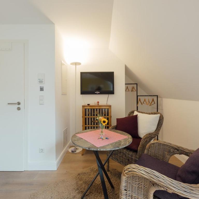 Feriendomizil "Zum Grauen Wolf" - Exklusive Ferienwohnungen im Herzen der Insel Lindau - Apartment with Balcony - 7