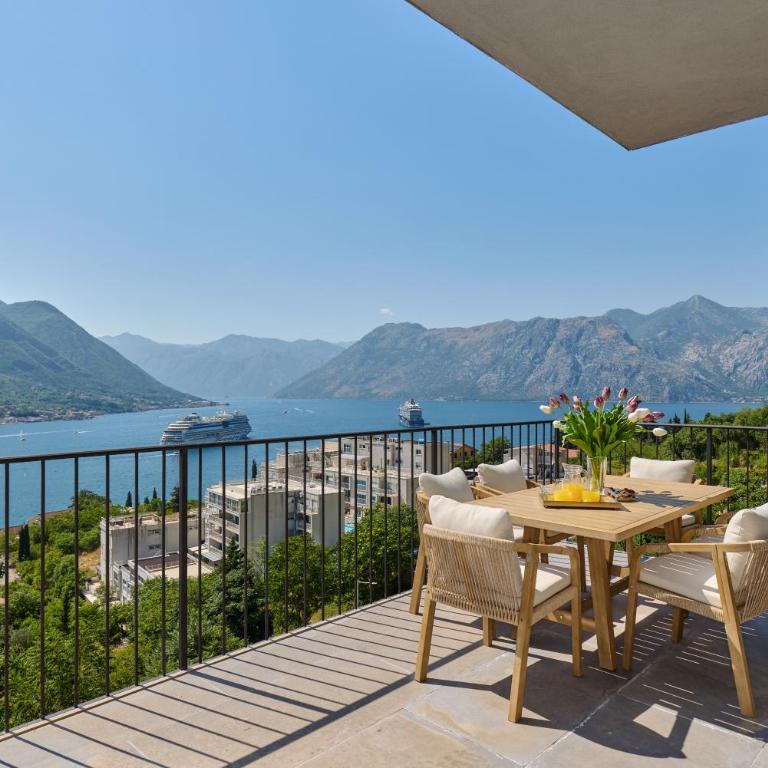 Sea Breeze Residence - Three-Bedroom Apartment with Sea View - 1